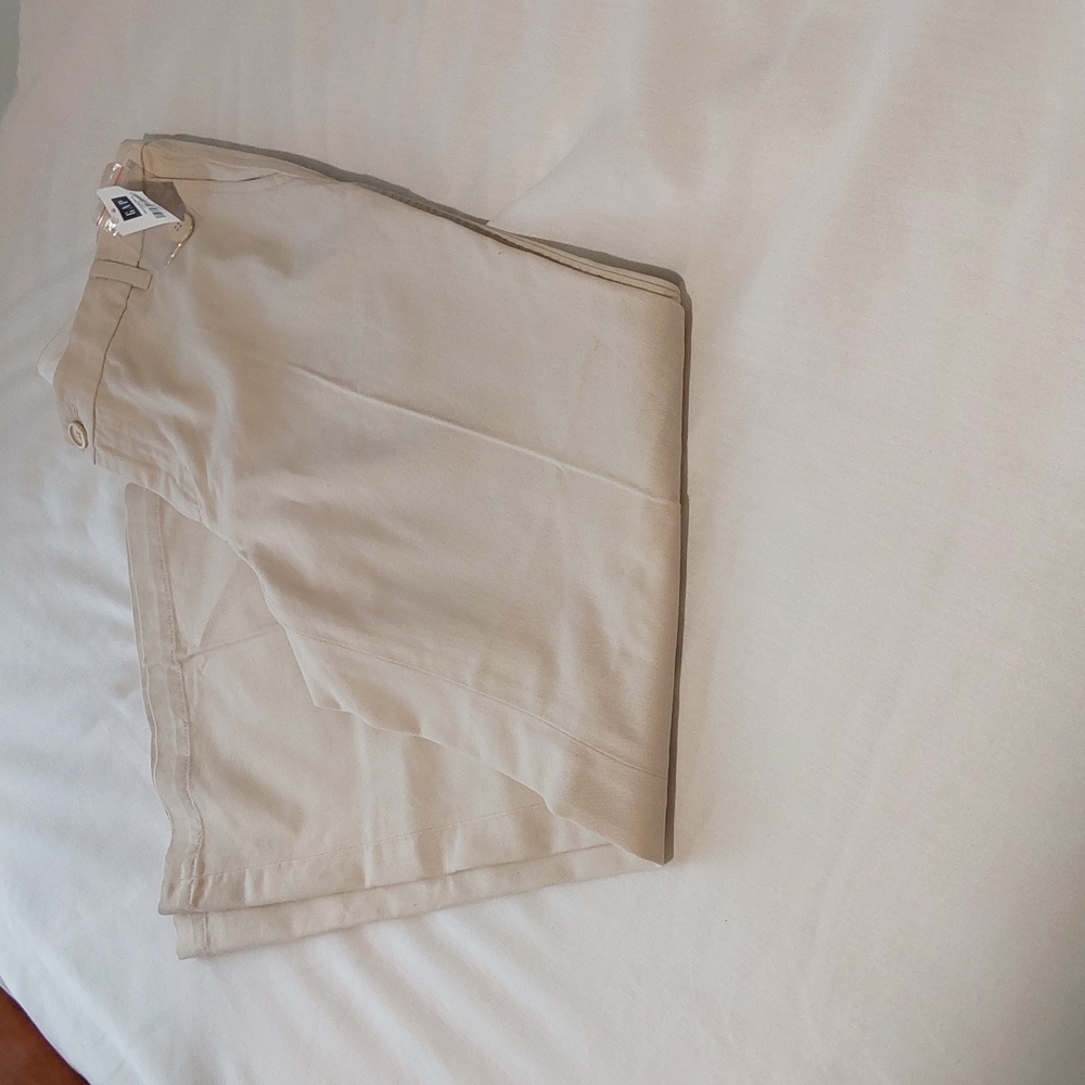 GAP Modern Fit Clean Cut Khaki. Size‎ 12 Regular. Cream. NWT.